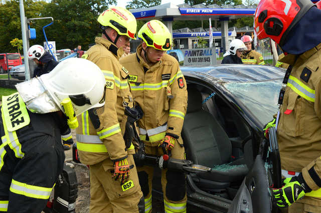 Jak gasić panele fotowoltaiczne i samochody elektryczne? Strażacy szkolili się w Kamieńcu Ząbkowickim