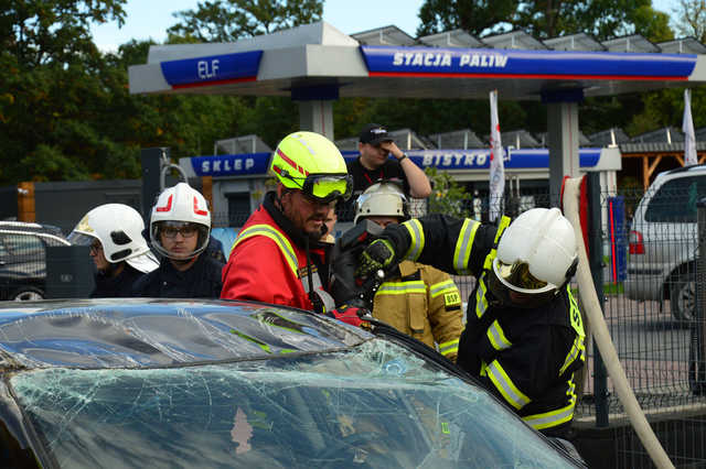 Jak gasić panele fotowoltaiczne i samochody elektryczne? Strażacy szkolili się w Kamieńcu Ząbkowickim