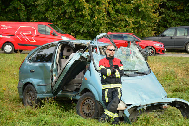 Jak gasić panele fotowoltaiczne i samochody elektryczne? Strażacy szkolili się w Kamieńcu Ząbkowickim
