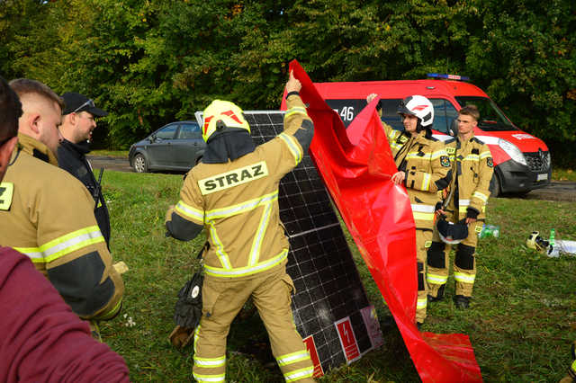 Jak gasić panele fotowoltaiczne i samochody elektryczne? Strażacy szkolili się w Kamieńcu Ząbkowickim
