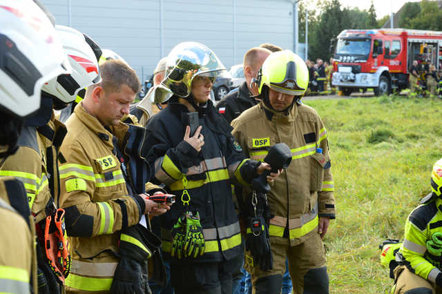 Jak gasić panele fotowoltaiczne i samochody elektryczne? Strażacy szkolili się w Kamieńcu Ząbkowickim