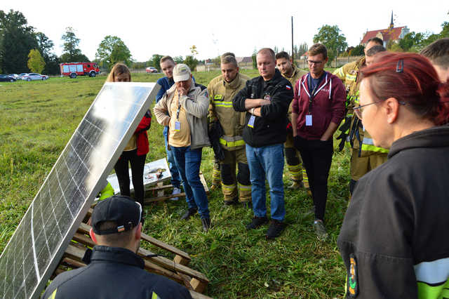 Jak gasić panele fotowoltaiczne i samochody elektryczne? Strażacy szkolili się w Kamieńcu Ząbkowickim