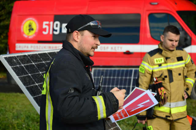 Jak gasić panele fotowoltaiczne i samochody elektryczne? Strażacy szkolili się w Kamieńcu Ząbkowickim