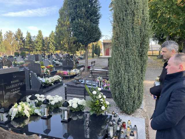 Burmistrz i przewodniczący Rady Miejskiej odwiedzili groby zmarłych samorządowców, działaczy, zasłużonych dla Ząbkowic