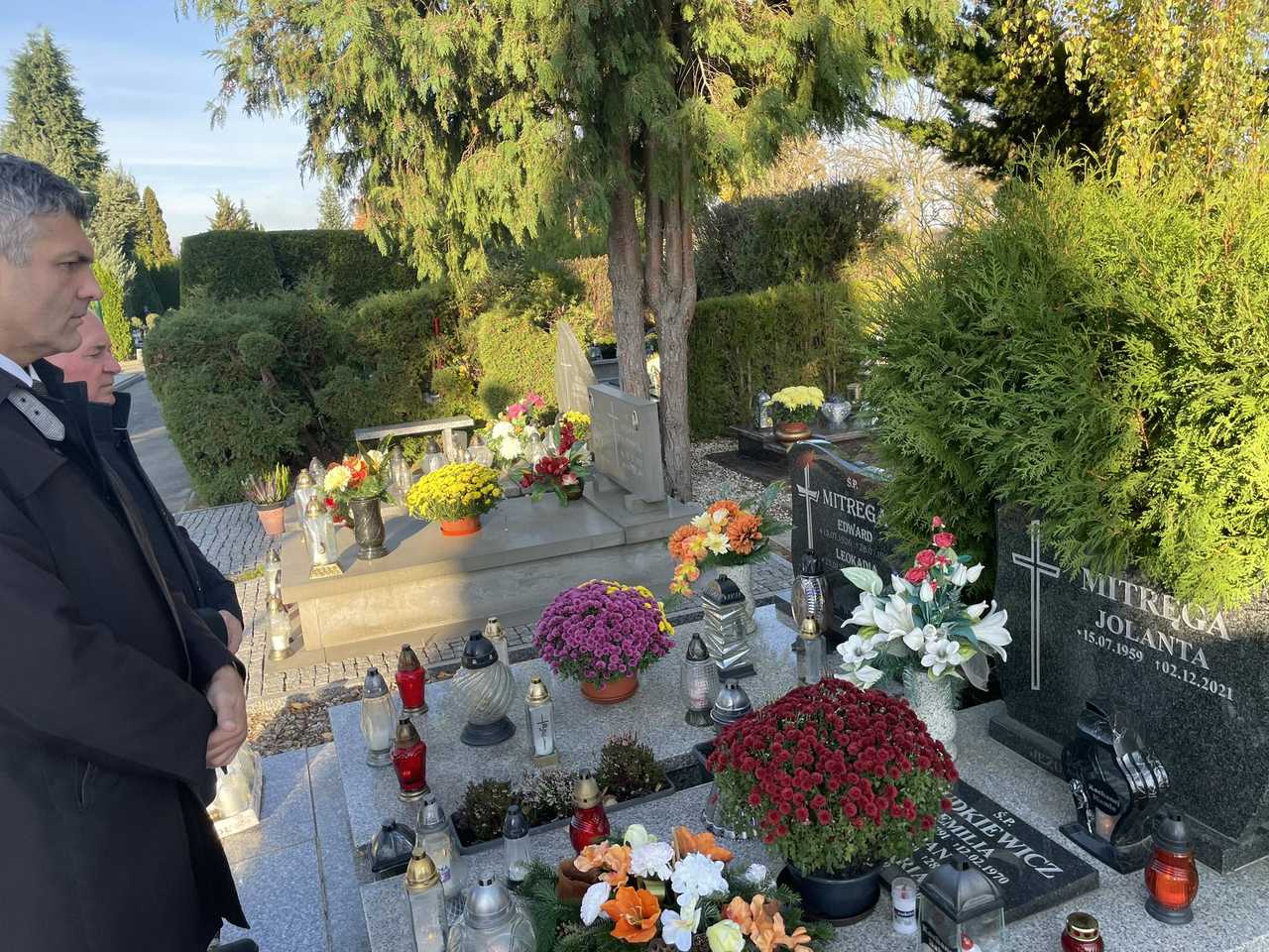 Burmistrz i przewodniczący Rady Miejskiej odwiedzili groby zmarłych samorządowców, działaczy, zasłużonych dla Ząbkowic