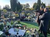 Burmistrz i przewodniczący Rady Miejskiej odwiedzili groby zmarłych samorządowców, działaczy, zasłużonych dla Ząbkowic