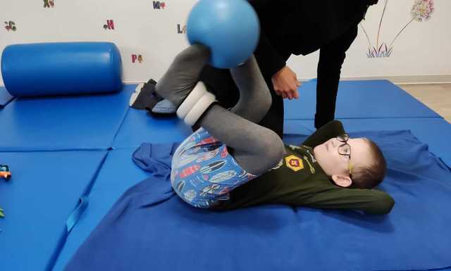 Cierpi na rzadkie choroby genetyczne, tylko intensywna rehabilitacja może mu pomóc. 8-letni ząbkowiczanin prosi o pomoc