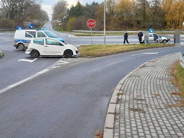 Zderzenie osobówek na skrzyżowaniu ósemki i Legnickiej