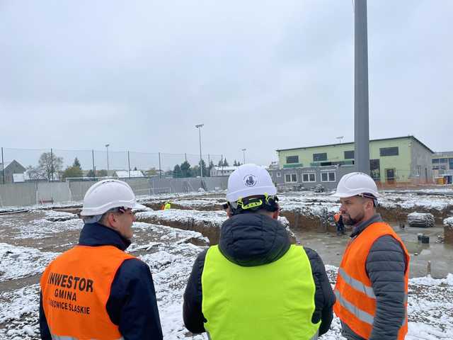 Trwają prace przy budowie budynku przy stadionie