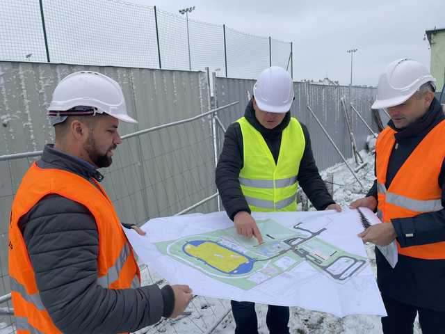 Trwają prace przy budowie budynku przy stadionie