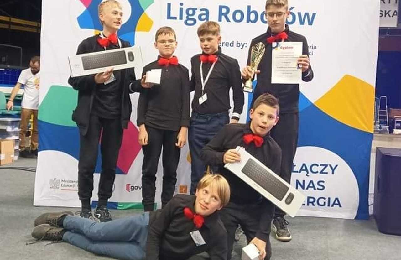 Uczniowie z Budzowa w finale Ligi Robotów!