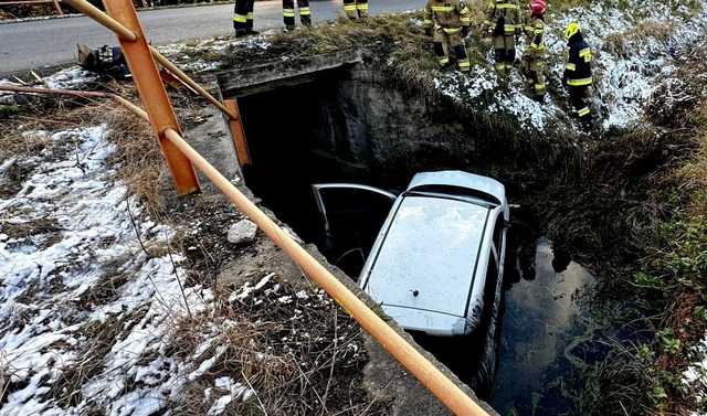 Samochód wpadł do rzeczki w Olbrachcicach Wielkich 