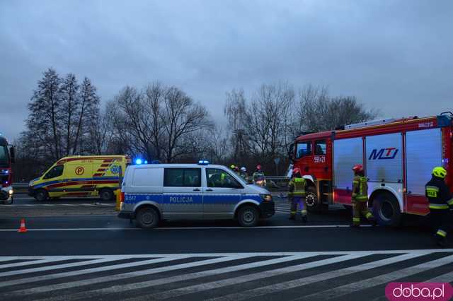 Wypadek osobówki i ciężarówki na Legnickiej