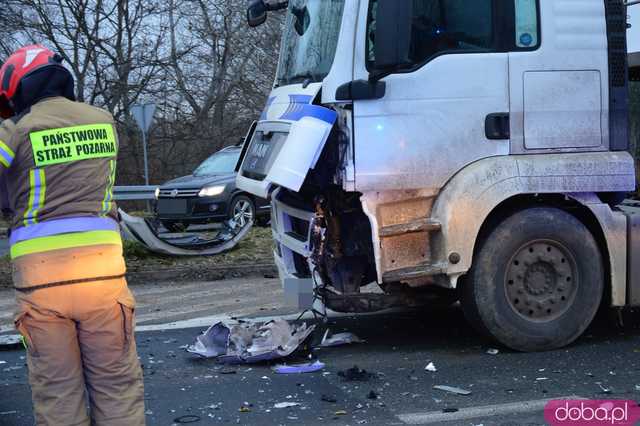 Wypadek osobówki i ciężarówki na Legnickiej