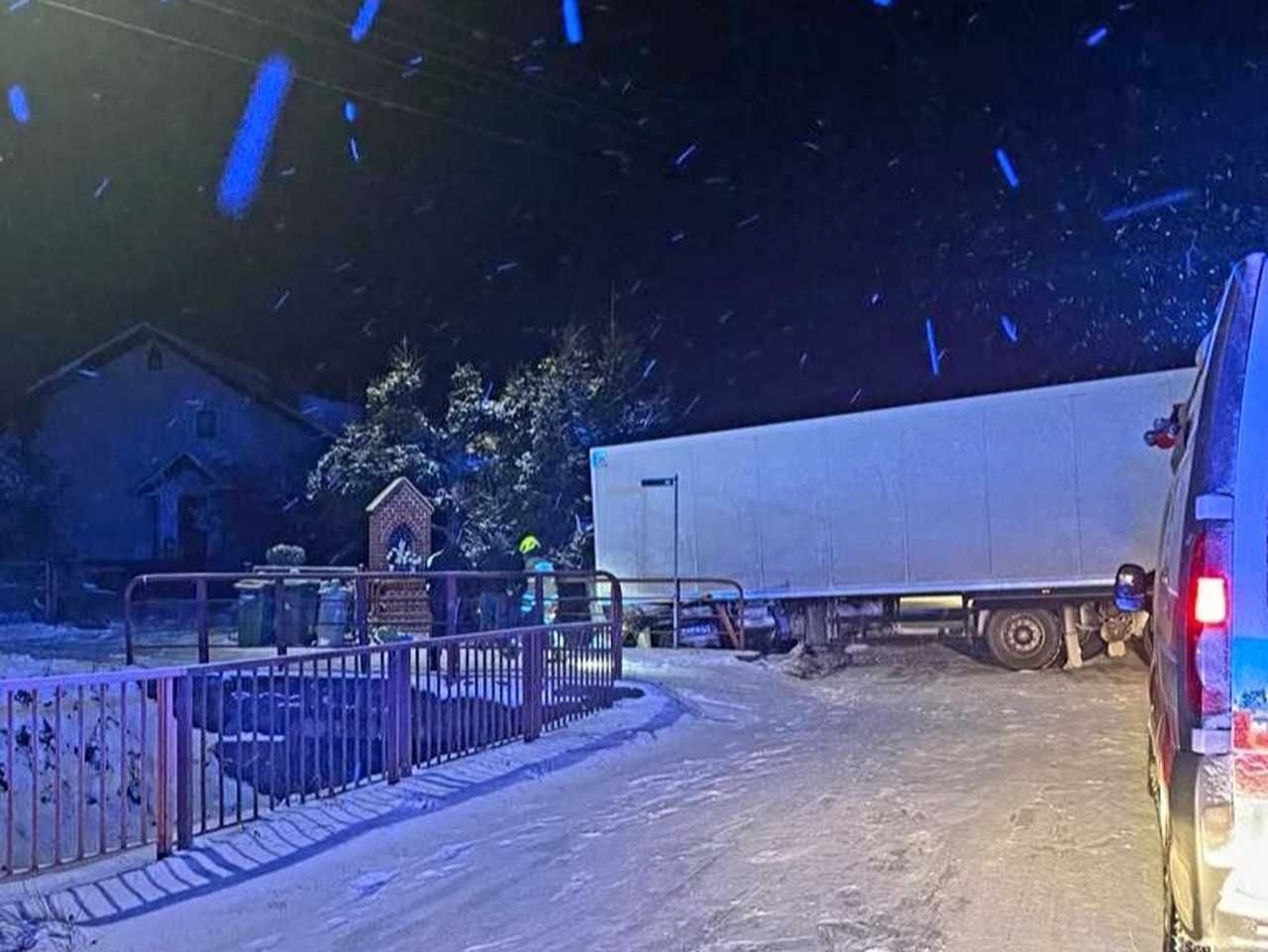 Ciężarówka blokuje drogę w Lubnowie