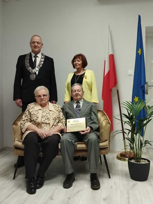 [FOTO] Złote i Diamentowe Gody mieszkańców gminy Bardo. Wręczono medale za długoletnie pożycie małżeńskie