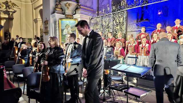 [FOTO] Świąteczna atmosfera w Bazylice Mniejszej. Koncert kolęd i pastorałek Zespołu Pieśni i Tańca Śląsk w Bardzie