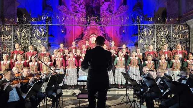 [FOTO] Świąteczna atmosfera w Bazylice Mniejszej. Koncert kolęd i pastorałek Zespołu Pieśni i Tańca Śląsk w Bardzie