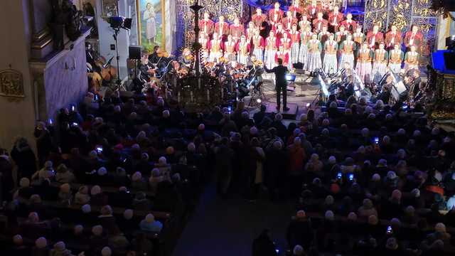 [FOTO] Świąteczna atmosfera w Bazylice Mniejszej. Koncert kolęd i pastorałek Zespołu Pieśni i Tańca Śląsk w Bardzie