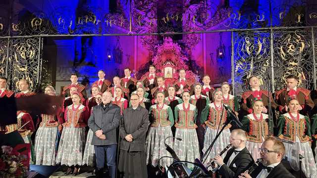 [FOTO] Świąteczna atmosfera w Bazylice Mniejszej. Koncert kolęd i pastorałek Zespołu Pieśni i Tańca Śląsk w Bardzie