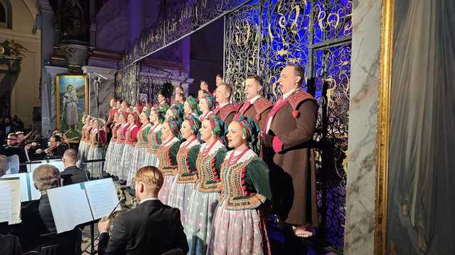 [FOTO] Świąteczna atmosfera w Bazylice Mniejszej. Koncert kolęd i pastorałek Zespołu Pieśni i Tańca Śląsk w Bardzie