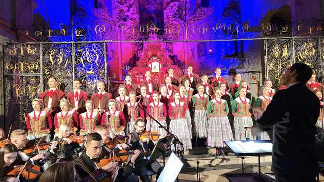 [FOTO] Świąteczna atmosfera w Bazylice Mniejszej. Koncert kolęd i pastorałek Zespołu Pieśni i Tańca Śląsk w Bardzie