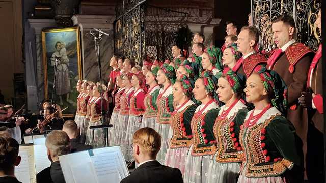 [FOTO] Świąteczna atmosfera w Bazylice Mniejszej. Koncert kolęd i pastorałek Zespołu Pieśni i Tańca Śląsk w Bardzie