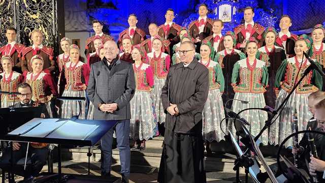 [FOTO] Świąteczna atmosfera w Bazylice Mniejszej. Koncert kolęd i pastorałek Zespołu Pieśni i Tańca Śląsk w Bardzie