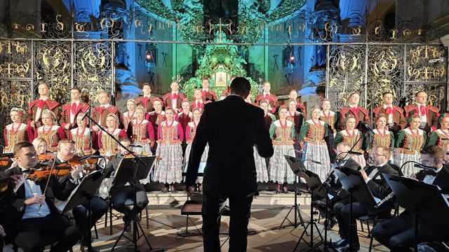 [FOTO] Świąteczna atmosfera w Bazylice Mniejszej. Koncert kolęd i pastorałek Zespołu Pieśni i Tańca Śląsk w Bardzie