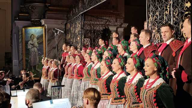 [FOTO] Świąteczna atmosfera w Bazylice Mniejszej. Koncert kolęd i pastorałek Zespołu Pieśni i Tańca Śląsk w Bardzie