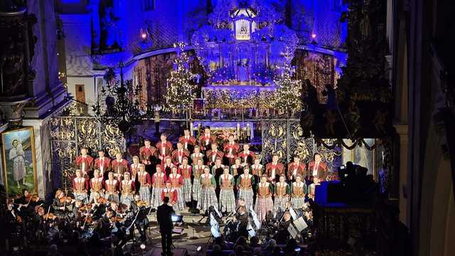 [FOTO] Świąteczna atmosfera w Bazylice Mniejszej. Koncert kolęd i pastorałek Zespołu Pieśni i Tańca Śląsk w Bardzie