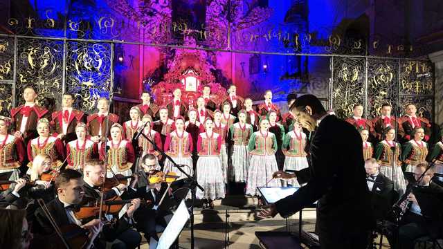 [FOTO] Świąteczna atmosfera w Bazylice Mniejszej. Koncert kolęd i pastorałek Zespołu Pieśni i Tańca Śląsk w Bardzie