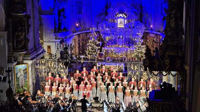 [FOTO] Świąteczna atmosfera w Bazylice Mniejszej. Koncert kolęd i pastorałek Zespołu Pieśni i Tańca Śląsk w Bardzie