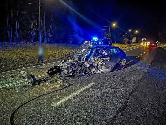 Zderzenie osobówek w Bardzie. Droga zablokowana
