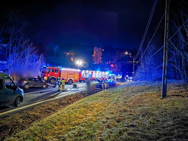 Zderzenie osobówek w Bardzie. Droga zablokowana