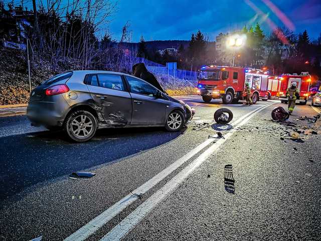 Zderzenie osobówek w Bardzie. Droga zablokowana