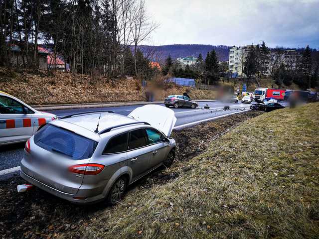 Zderzenie osobówek w Bardzie. Droga zablokowana