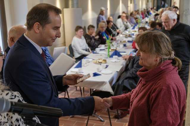 Blisko 200 mieszkańców gminy Kamieniec Ząbkowicki otrzymało ogólnopolską kartę seniora