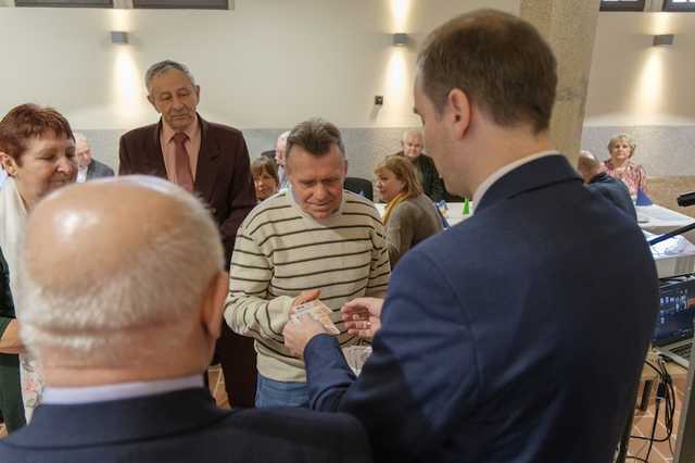Blisko 200 mieszkańców gminy Kamieniec Ząbkowicki otrzymało ogólnopolską kartę seniora