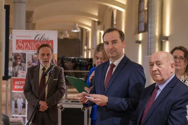 Blisko 200 mieszkańców gminy Kamieniec Ząbkowicki otrzymało ogólnopolską kartę seniora