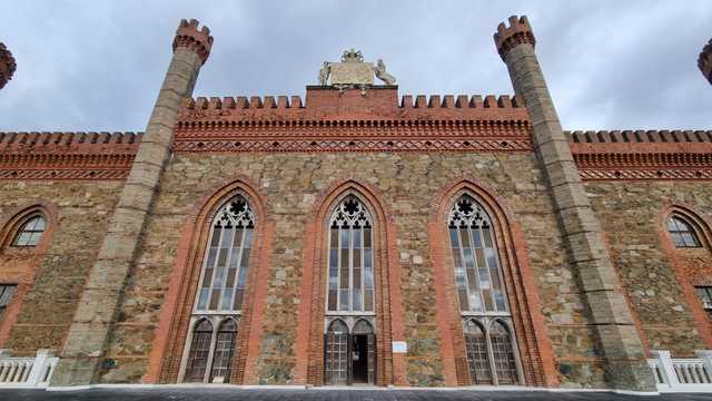 Nowa posadzka na monumentalnym tarasie pałacowym w Kamieńcu Ząbkowickim