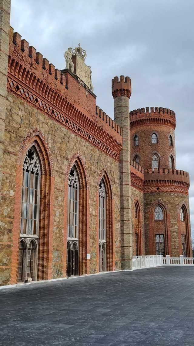 Nowa posadzka na monumentalnym tarasie pałacowym w Kamieńcu Ząbkowickim