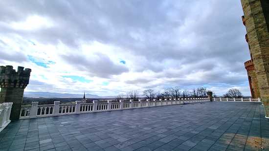 Nowa posadzka na monumentalnym tarasie pałacowym w Kamieńcu Ząbkowickim