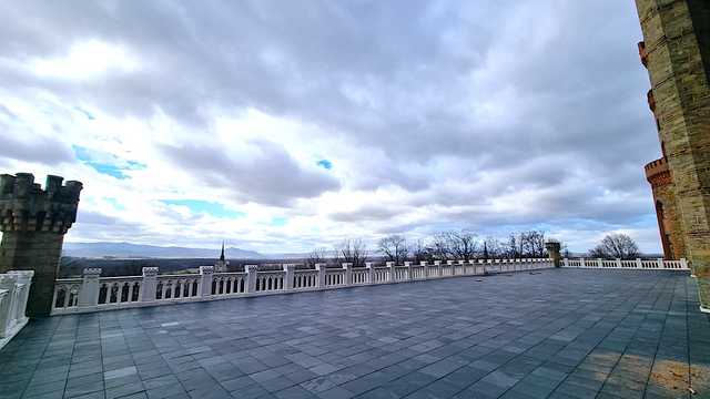 Nowa posadzka na monumentalnym tarasie pałacowym w Kamieńcu Ząbkowickim
