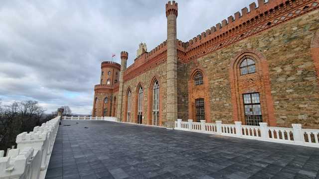 Nowa posadzka na monumentalnym tarasie pałacowym w Kamieńcu Ząbkowickim