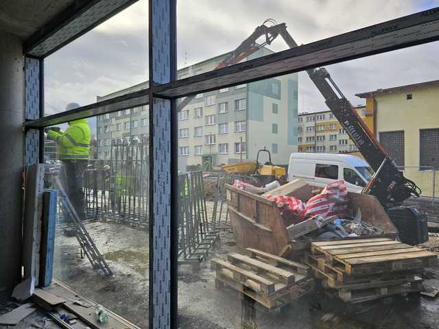 Praca wre na budowie hali sportowo-widowiskowej w Ziębicach