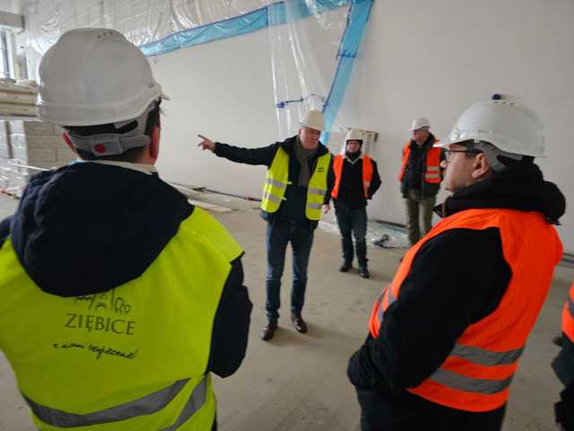 Praca wre na budowie hali sportowo-widowiskowej w Ziębicach