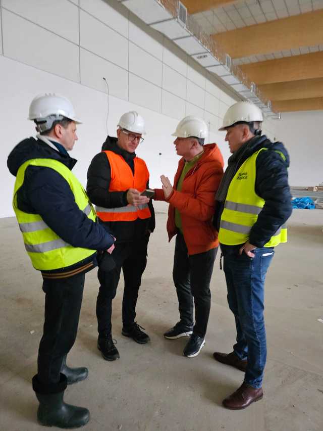 Praca wre na budowie hali sportowo-widowiskowej w Ziębicach