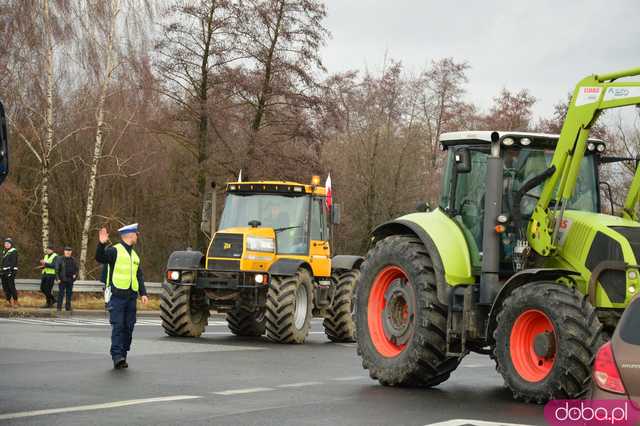  Protest rolników w Ząbkowicach Śląskich. Na ósemkę wyjechało prawie 200 traktorów 