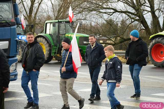  Protest rolników w Ząbkowicach Śląskich. Na ósemkę wyjechało prawie 200 traktorów 